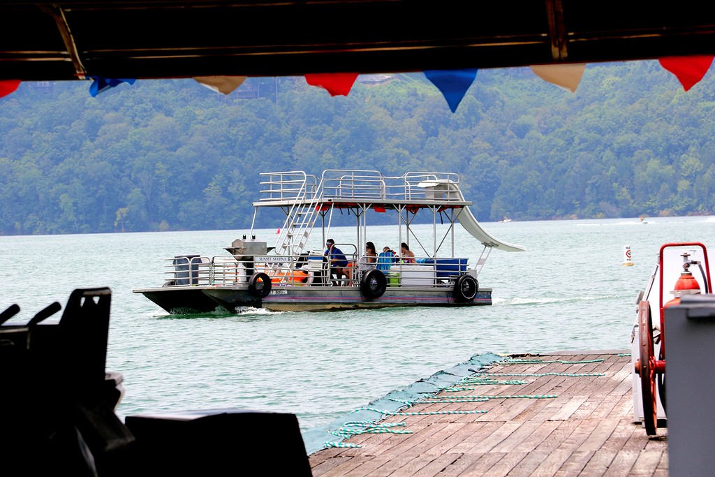 Pontoon heading into the dock